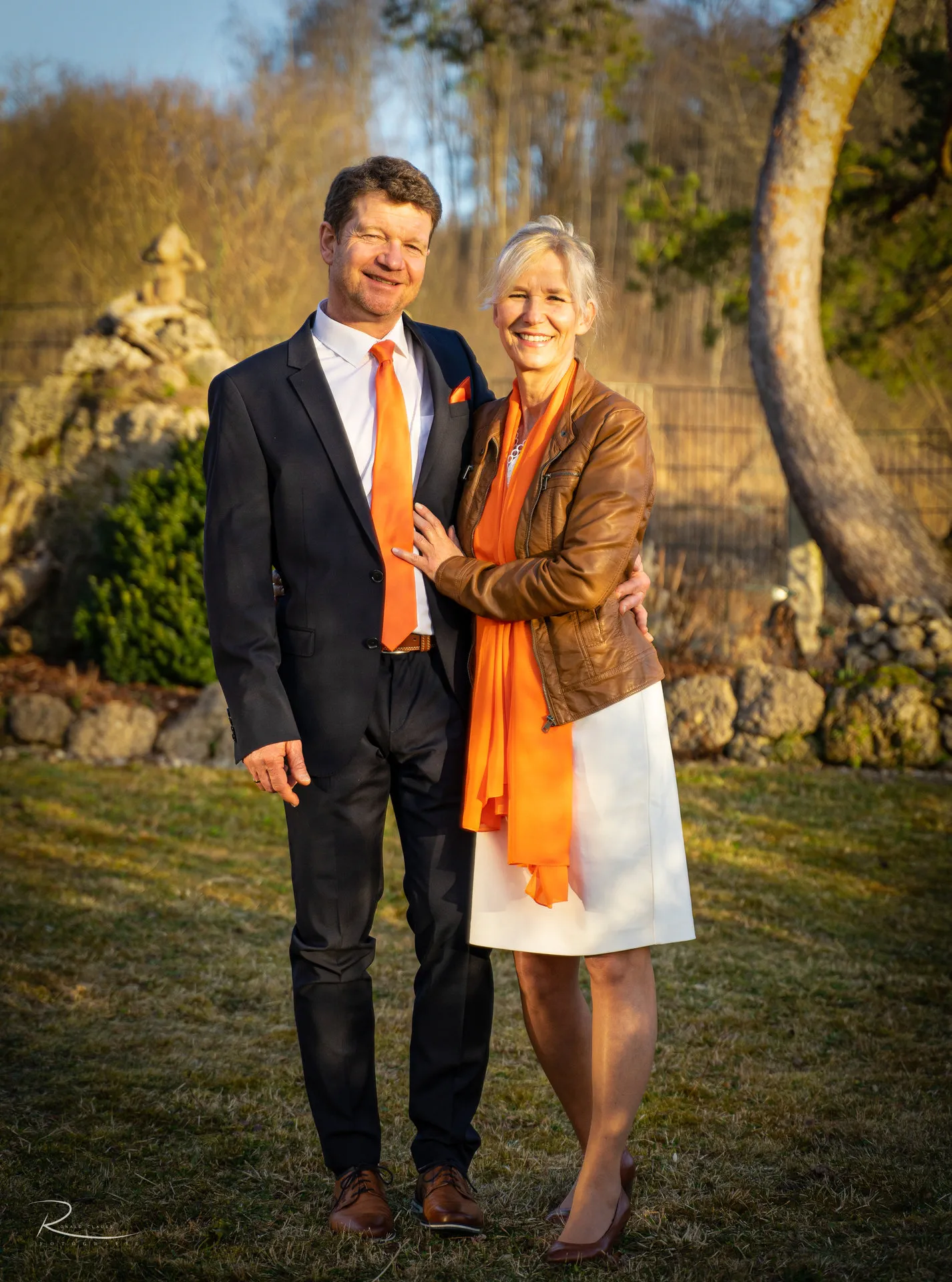 Kerstin & Rudi als Brautpaar im goldenen Abendlicht im Garten